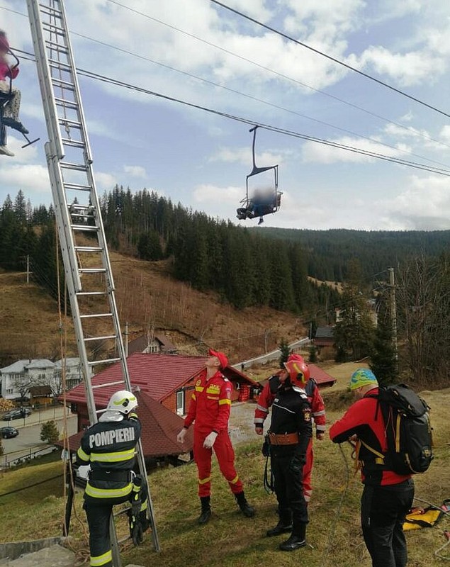 50 de oameni, coborâți de salvamontiști din telescaunul de la Vatra Dornei, după ce instalația s-a stricat