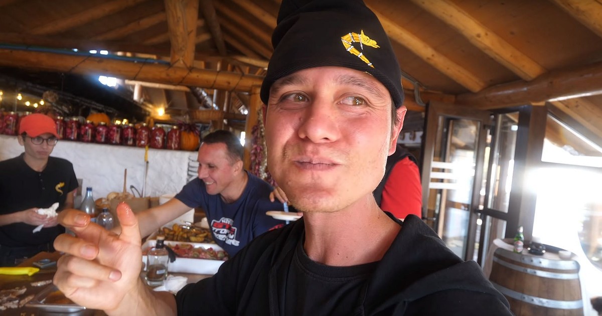 Porcul Mangalița face senzație pe internet, într-o emisiune culinară. Mark Wiens lăudând friptura de porc Mangalița