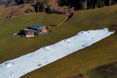 Pârtie din Filzmoos, Austria - vineri, 6 ianuarie 2023. Un petic de zăpadă într-un peisaj aproape verde | Foto: Profimedia Images