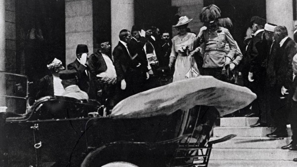 Arhiducele Franz Ferdinand alături de soția sa, la Sarajevo, cu doar câteva momente înainte să fie asasinați
