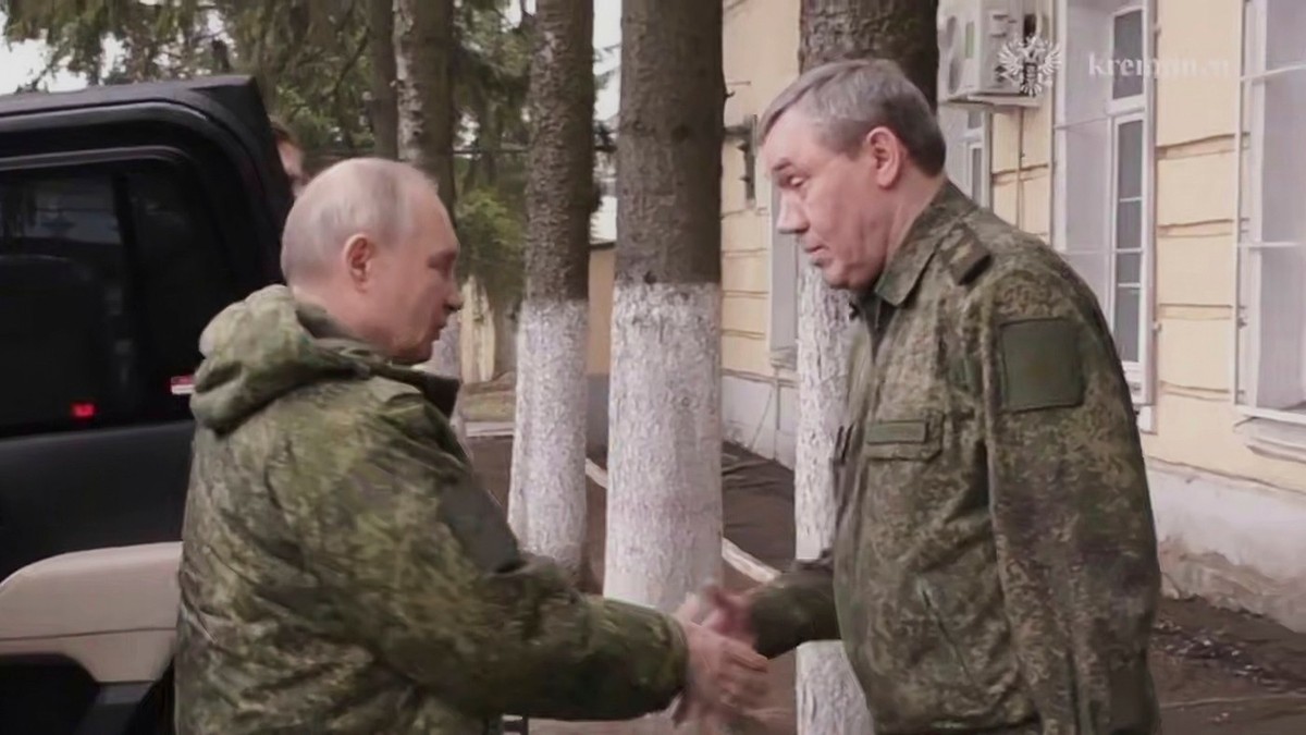 Vladimir Putin (stânga), întâmpinat de generalul Valeri Gherasimov (dreapta) la cartierul general din Kursk Foto: Profimedia