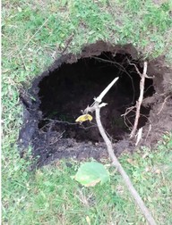 Fisura care s-a format în barajul Lacului Tăul Mare din Roșia Montană. foto: Alba24
