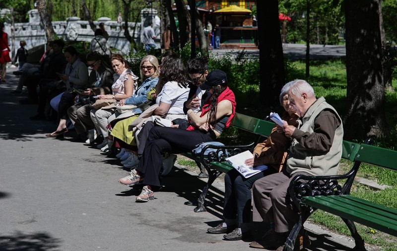 Pensionarii români cu venituri mici pot primi mai multe ajutoare de la stat în 2026. Cine beneficiază și câți bani se dau