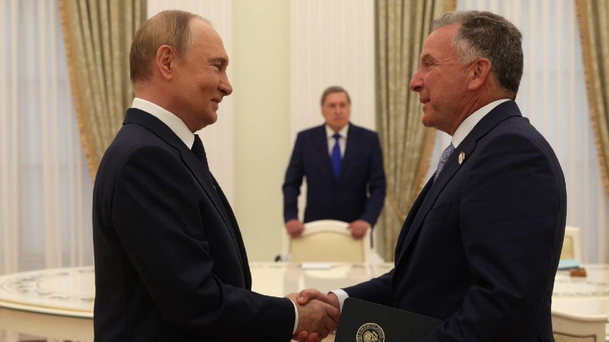Președintele Rusiei, Vladimir Putin, în stânga, îi strânge mâna lui Steve Witkoff, trimisul lui Trump la Moscova