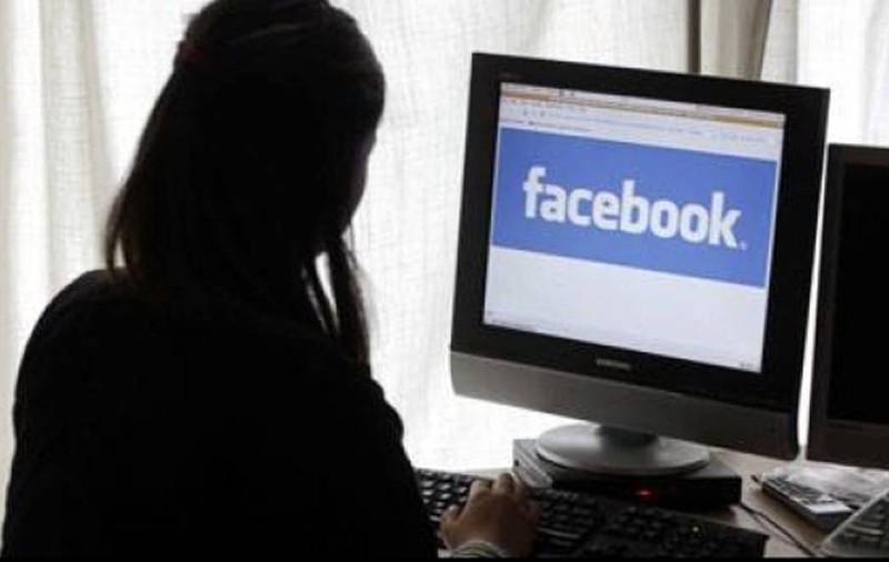 Un român care locuieşte în Anglia a fost amendat pentru că a înjurat PSD-ul pe Facebook