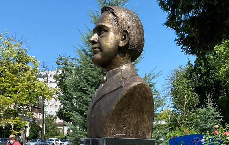 Statuia lui Octavian Goga din Iași are o plăcuță care îl acuză de fascism și antisemitism. Ce spune primarul Mihai Chirica
