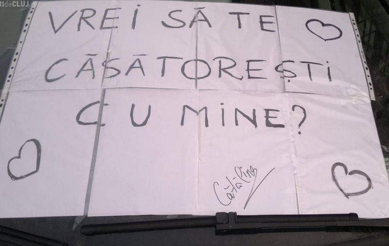 O femeie din Cluj și-a cerut iubitul în căsătorie într-un mod romantic! Nu se aștepta la răspunsul primit | FOTO   