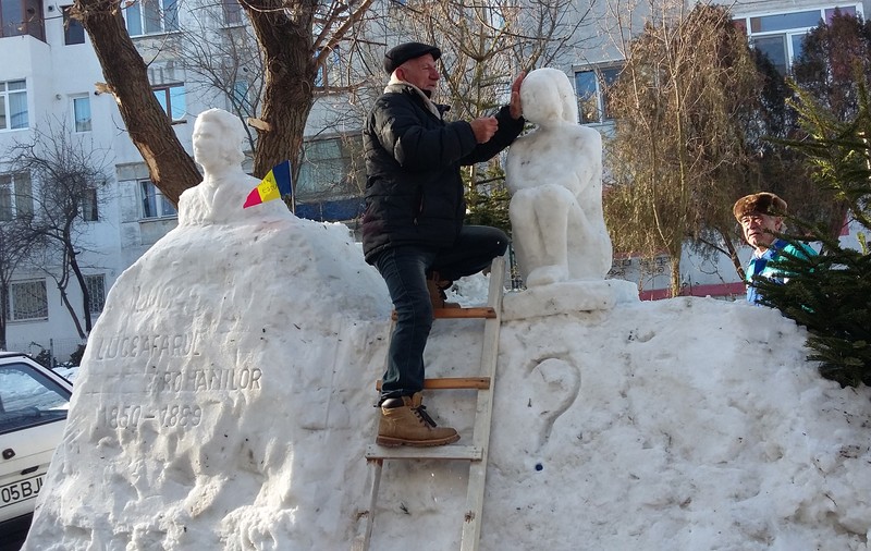 Bustul lui Eminescu și Cumințenia Pământului între blocurile din Galați GALERIE FOTO