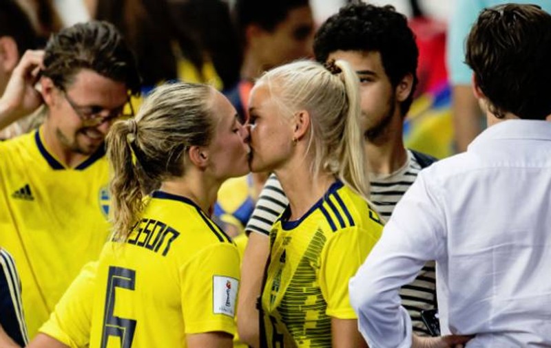 Poveste de iubire în fotbal. Suedeza Eriksson și daneza Harder s-au sărutat pe teren. Au sărbătorit calificarea Suediei în ”sferturile” Cupei Mondiale