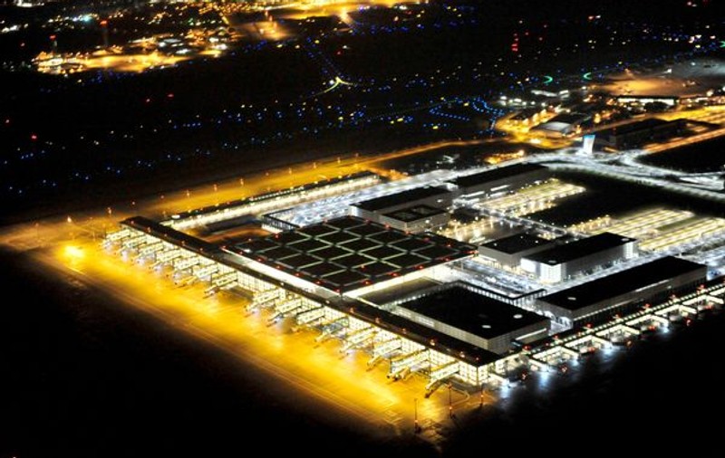 Se întâmplă şi la case mai mari! Nemţii au o problemă la aeroportul din Berlin: lumina nu poate fi stinsă NICIODATĂ