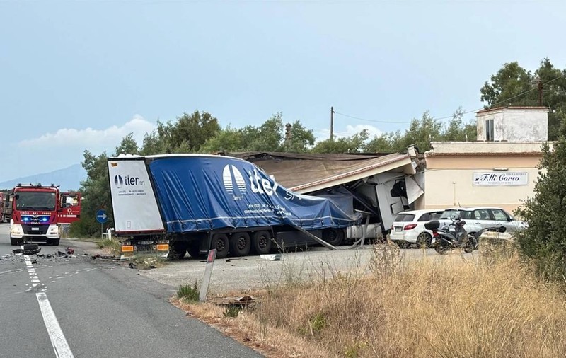Un șofer român de TIR a încercat disperat să salveze viața unui designer italian celebru care a apărut pe contrasens chiar în fața lui