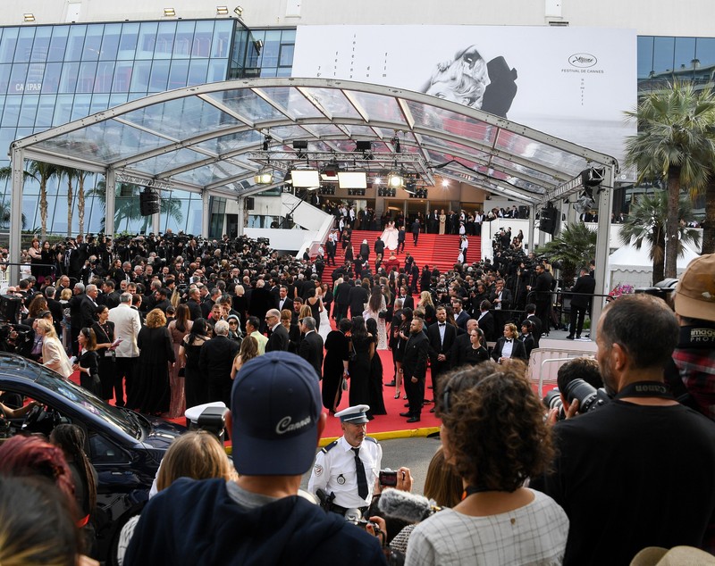 Corespondență de la Cannes: Emoționată de poemul despre Ucraina rostit pe scenă, Catherine Deneuve a uitat să deschidă festivalul 