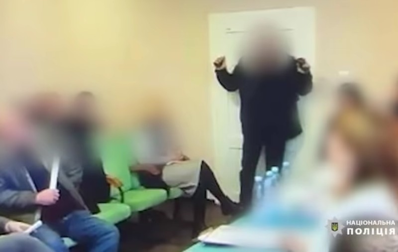 Noi detalii despre atentatul cu grenade din sala de consiliu local din Transcarpatia. Ce au găsit polițiștii în casa deputatului care le-a detonat
