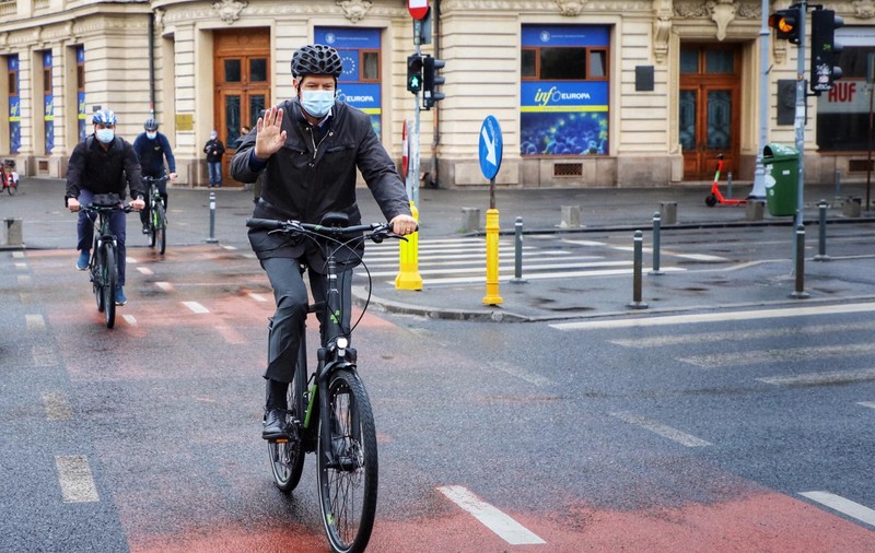 Klaus Iohannis a venit cu bicicleta la Palatul Cotroceni în Vinerea Verde