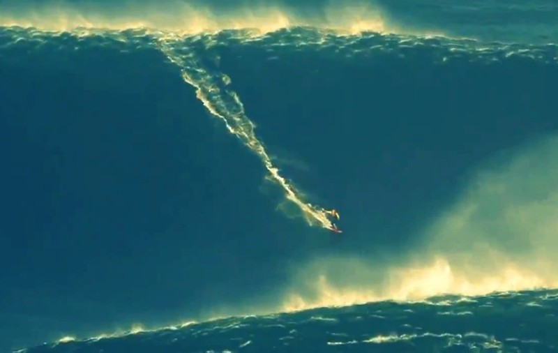 Un surfer american a «călărit» pe cel mai înalt val din lume - VIDEO