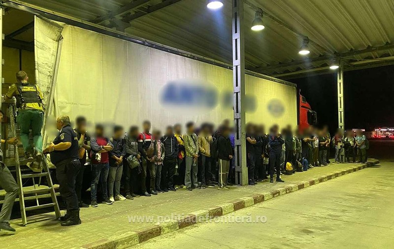 Doi șoferi români, reținuți în Vama Petea, după ce în camionul lor au fost găsiți 50 de migranți ascunși printre electrocasnice