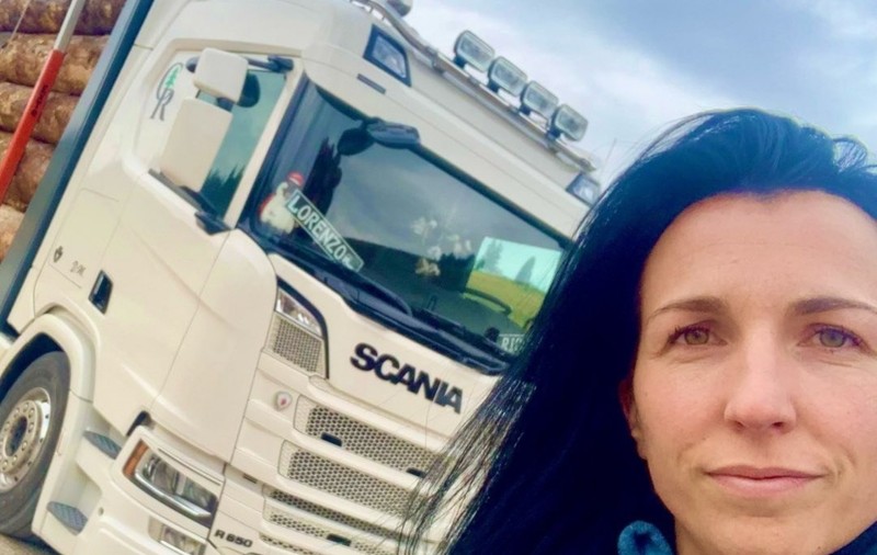 Șoferiță de TIR, eroină pe autostradă, când a văzut că spre ea vine pe contrasens o mașină: „Am acționat din instinct”