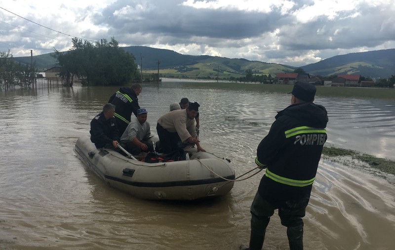 Raed Arafat, în localitățile afectate de inundații din Covasna. Sute de oameni, evacuați din cauza viiturii