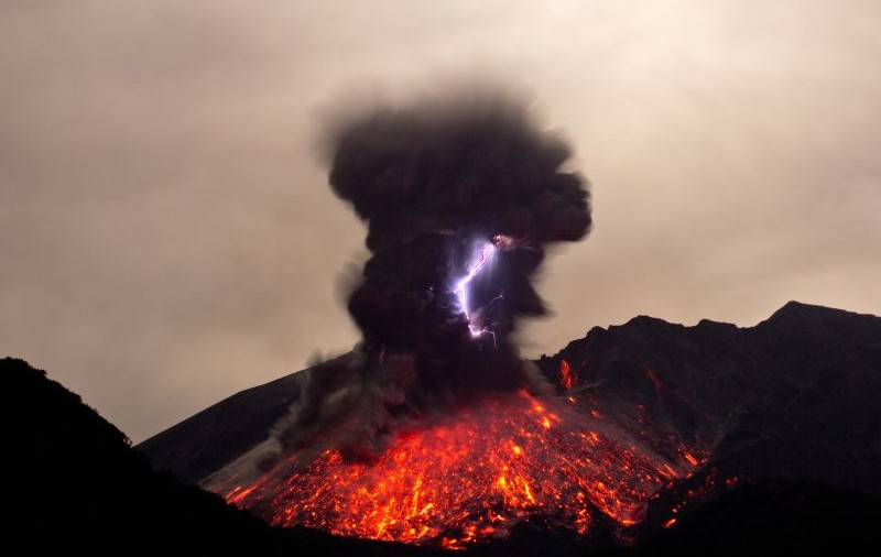 Imagini spectaculoase. Un vulcan a erupt la 50 de kilometri de o centrală nuclaeară | VIDEO