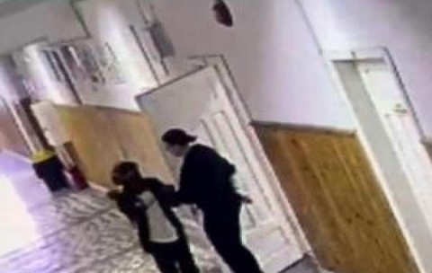 Momentul atacului de la şcoala din Bistriţa. Copilul de 13 ani, dosar penal pentru tentativă de omor