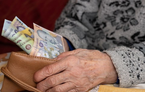 pensionari-400-lei-plus-pensie-aprilie-2025