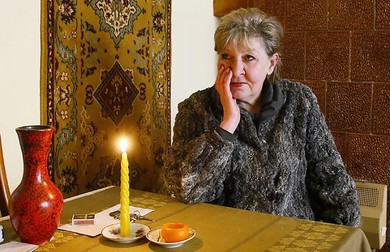 Erika, fosta soţie a lui Czibor, trăieşte ca în Evul Mediu, folosind o lumânare de când nu mai are curent electric
