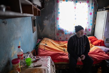 Titel Jurca, în locuința sa din blocul „Turturica". Foto: Vlad Chirea / Libertatea
