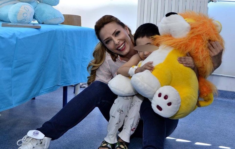 Rămasă fără job în tv, face acte de caritate pentru copiii bolnavi de inimă. Iulia Vântur a citit poveşti în spital