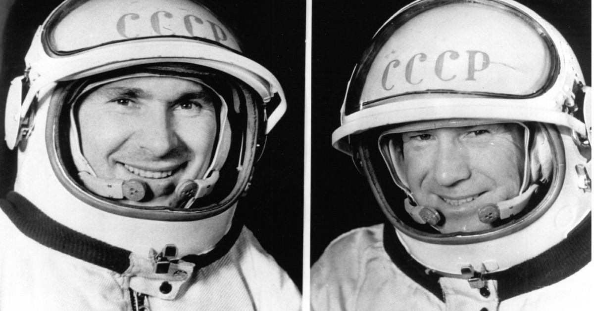 Cosmonautul sovietic Pavel Belyaev (stânga) și comandantul Vokshod 2 Alexei A Leonov (dreapta) al doilea pilot al navei spațiale 1965 Foto: Profimedia Images