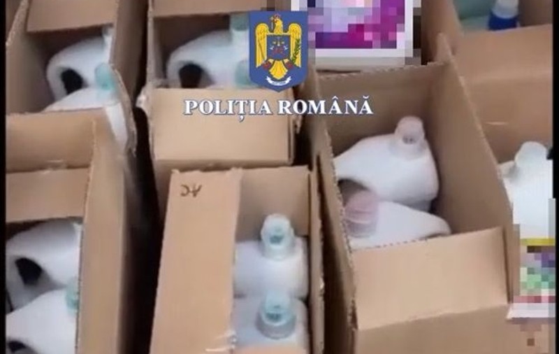 Un cuplu din Vâlcea vindea online detergent și șampon contrafăcute. Polițiștii au descoperit o adevărată fabrică în timpul perchezițiilor