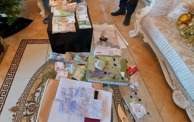 VIDEO / Cămătari din Craiova prinși cu listele de împrumutați, cărora le luaseră cardurile și îi obligaseră să le dea codurile PIN