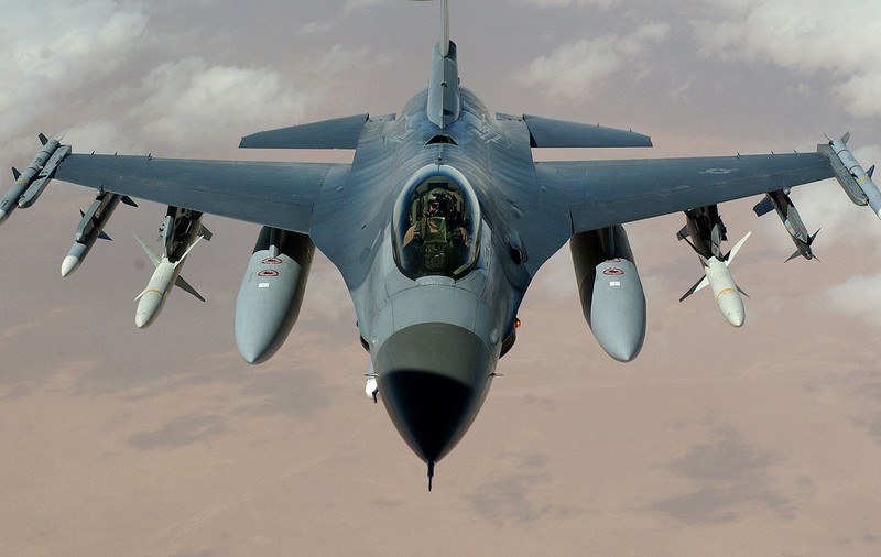 Ministrul Apărării: Primele şase avioane F-16 vor fi aduse miercuri în România. Va fi o zi istorică