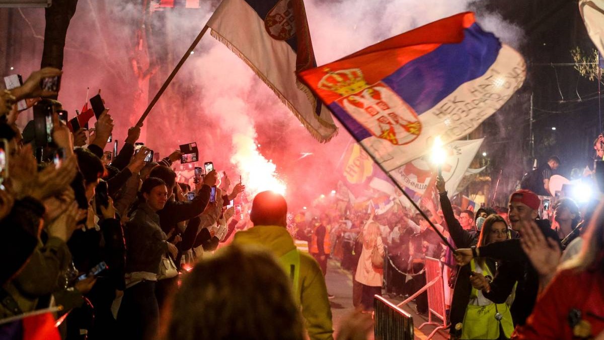 Protestatarii din Serbia în timpul unei lupte de stradă în februarie 2025, flutură stegul țării și au dat foc unor obiecte în mijlocul mulțimii