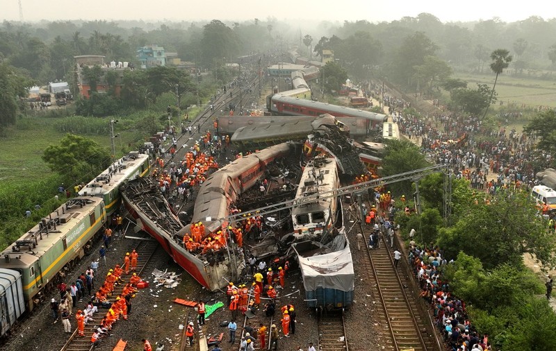 Catastrofă feroviară în India, unde trei trenuri s-au ciocnit. Bilanțul a ajuns la aproape 300 de morți și 1.200 de răniți