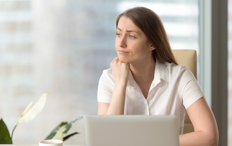 Studiu: Ce se întâmplă cu mintea noastră când punem banii înaintea relațiilor cu alți oameni