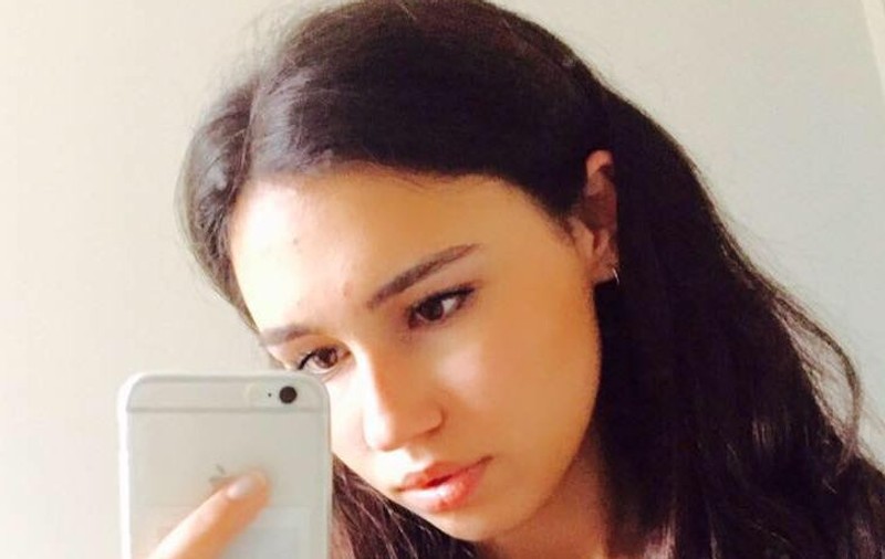 FOTO | O adolescentă de 15 ani a murit sub ochii tatălui ei milionar. Ce a pățit fata în timpul unui zbor