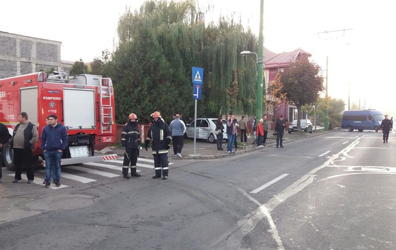 UPDATE: Doi copii și trei adulţi au fost răniţi la Braşov, după ce trei mașini s-au ciocnit într-o intersecţie| FOTO&VIDEO