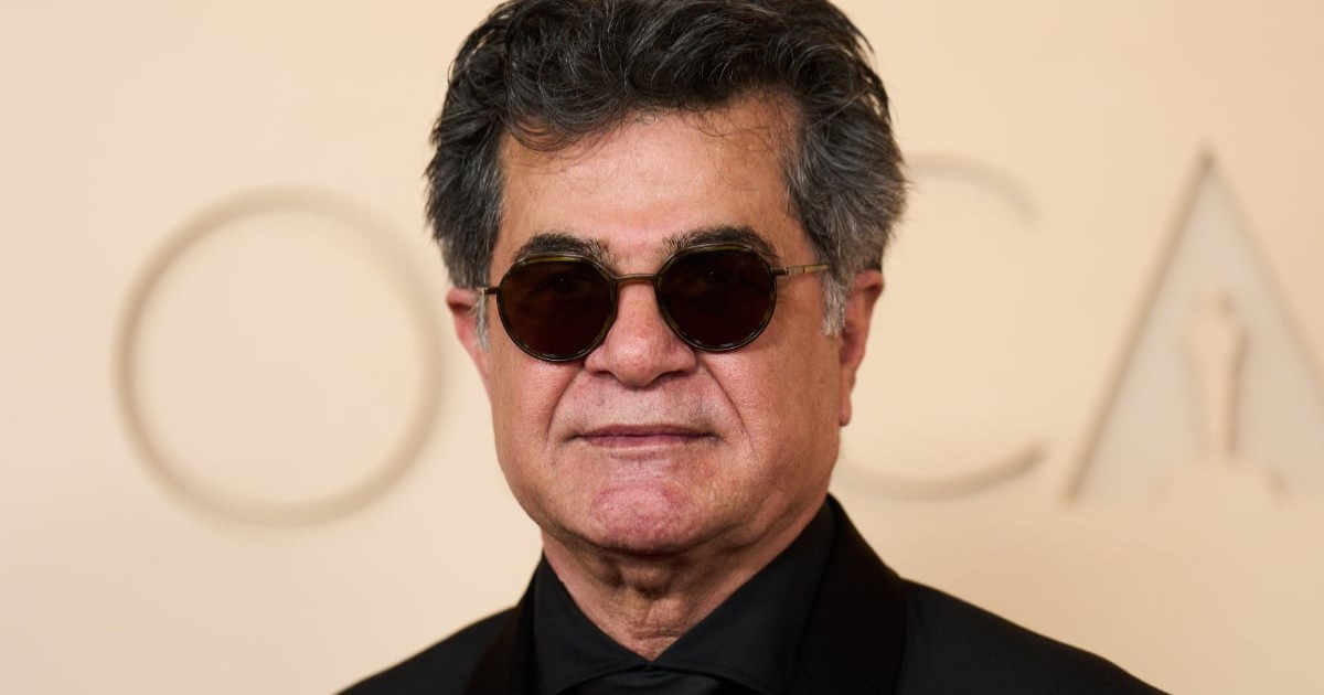 Jafar Panahi care poartă ochelari și cămașă neagră.