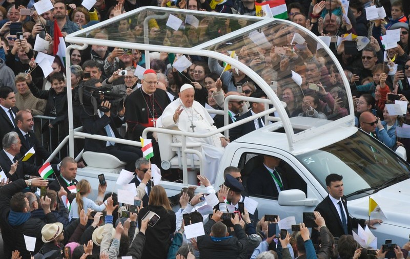 Papa Francisc, în ultima zi a vizitei în Ungaria: Nu închideți ușile străinilor, migranţilor şi săracilor