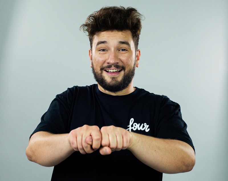 Bogdan Drăcea se visa avocat, dar a schimbat traseul spre stand-up: „M-a lăsat să-mi fac damblaua”