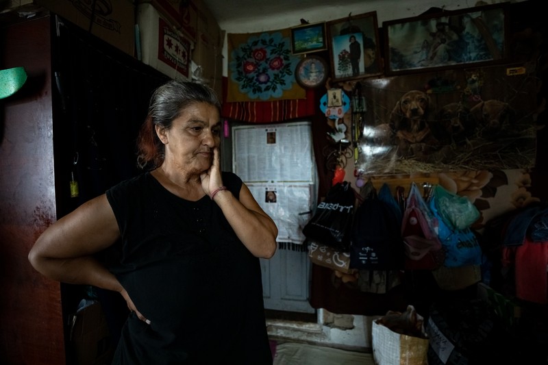 Nina nu are unde să gătească şi nici bani să-i ia cărţi fetiţei