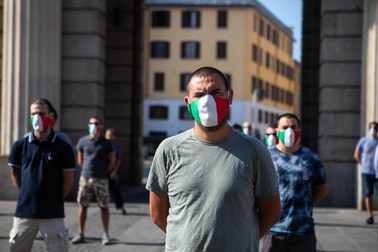 Oamenii care au protestat în Milano au respectat distanța socială