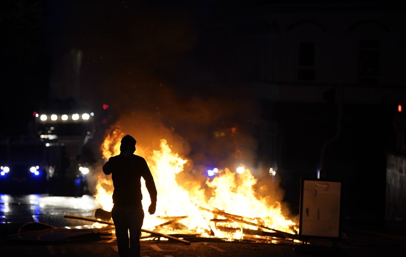 Nordul Irlandei, cuprins de ură: Ballymena, incendiată sub sloganul „Unde sunt străinii?”. Românii, principalii vizați
