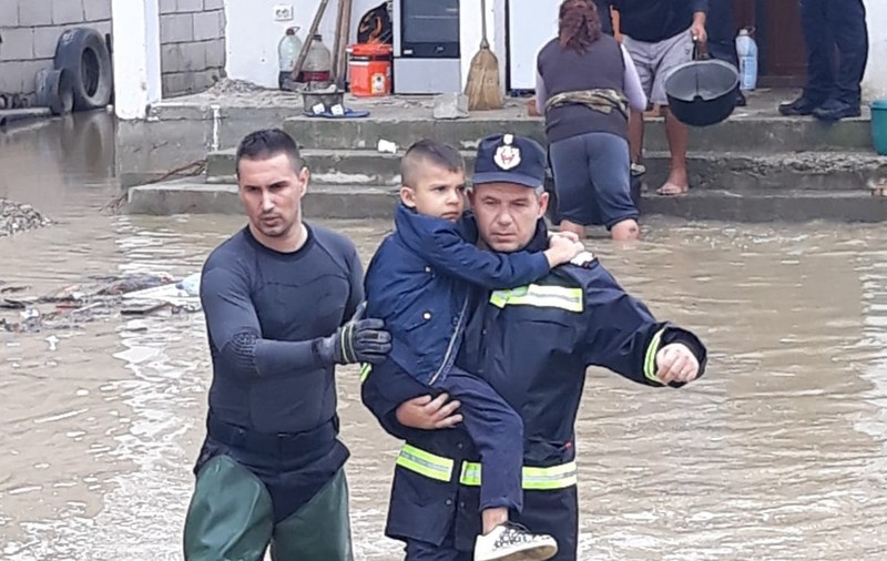 Oameni scoşi din casă de viiturile care fac prăpăd în mai multe zone din județul Vâlcea
