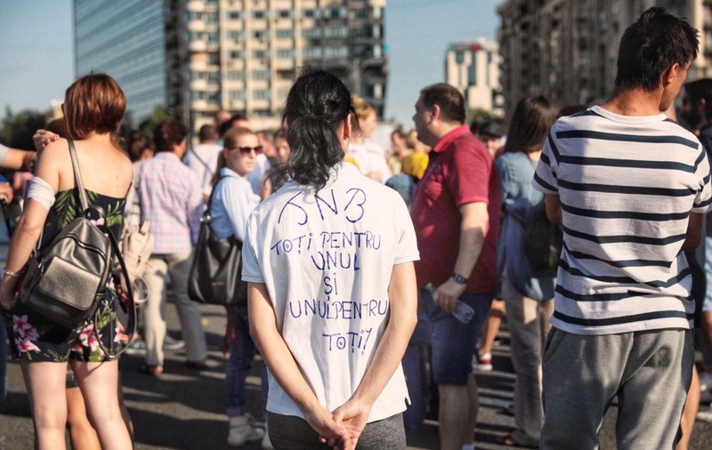 Protest al artiștilor în Piața Victoriei. Sute de oameni condamnă concedierile masive din teatre. Mihai Călin: „Va fi jale din septembrie încolo. Sunt spectacole care nu se pot juca” | FOTO/VIDEO