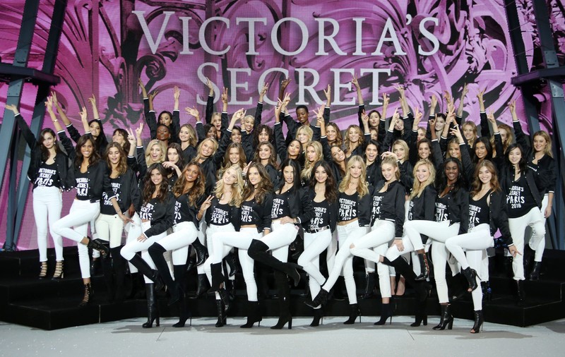 Prezentarea Victoria’s Secret de la Paris! Zeci de "îngeri" vor defila la 20 de ani de prezentări