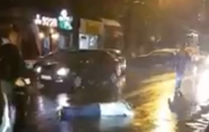 VIDEO. Un tânăr din București, care a pierdut la păcănele, snopit în bătaie de agenţi de pază