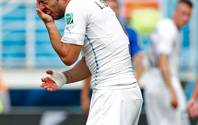 Cum A EXPLICAT "CANIBALUL" LUIS SUAREZ "MUŞCĂTURA" din timpul partidei cu Italia, de la MONDIAL