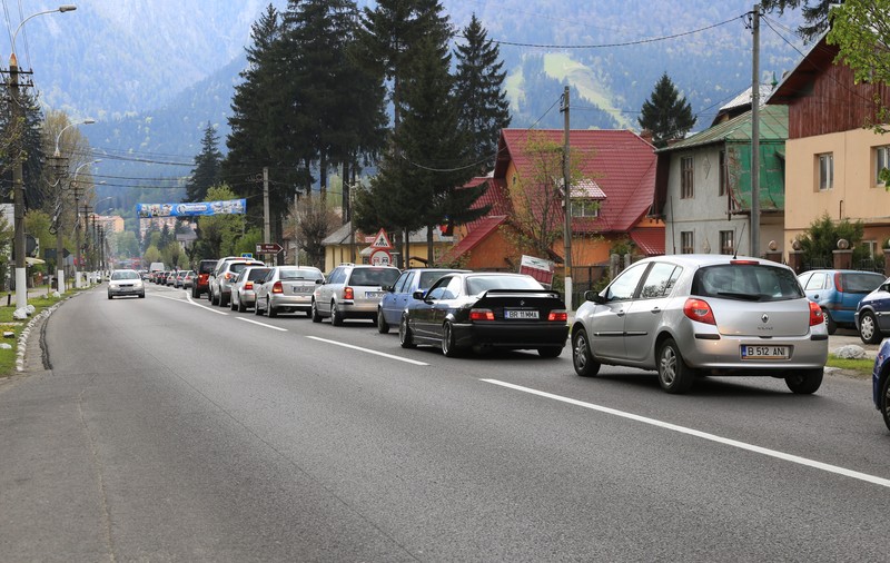 Aglomerație pe DN1 între Predeal și Sinaia. Turiștii se întorc spre București cu 20 km/h