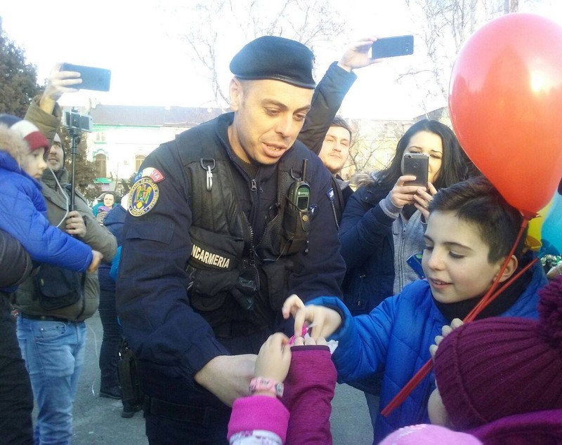 Protestul al copiilor la Constanţa! Jandarmii le-au oferit bomboane